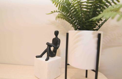 2 BR City Sanctuary - 5 Mins to Historical Salem! - Photo 7