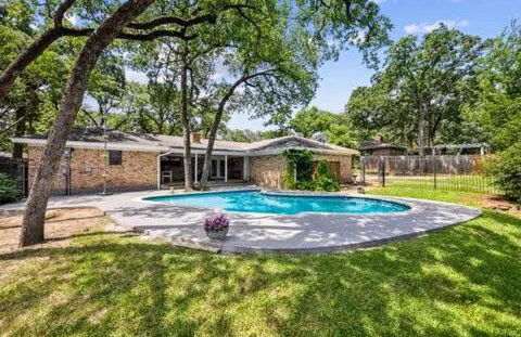 4-Bedroom Home with Private Pool in Euless - Foto 9