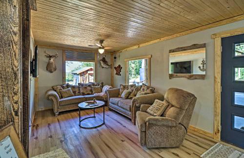 Cozy Cabin with Backyard Oasis 11 Mi to Marina - Foto 4