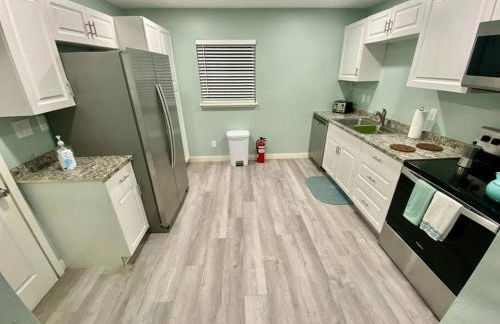 Serene renovated oasis near downtown area - Photo 16