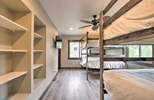 Lakefront Retreat with Dock and Game Room and Deck - Foto 25