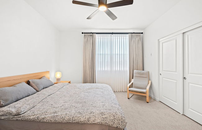 Chic Modern Retreat With Stunning Views 1360 Sqft - Photo 10