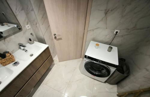 Floral Home 2 - 1st floor apt with private parking! - Photo 22