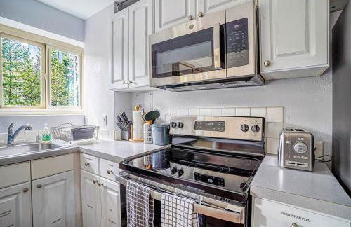 Tranquil 2BR downtown condo, Parking, King bed - Foto 11