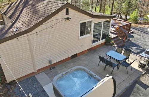 Pocono cabin with hot tub and private pool at Shawnee Mtn - Foto 15