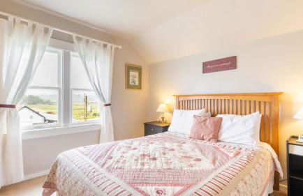 Private Beach Access + Water Views! Sleeps 18, Historic 6bdr Farmhouse w/ Deck - Foto 52