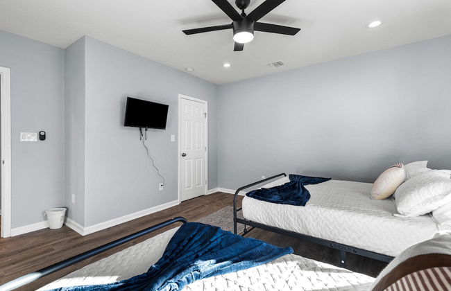 Inviting 4br/2.5ba Downtown Home With Ample Space! - Photo 6