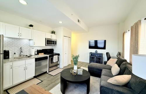 Urban Oasis with City Views and Dedicated Workspace - Foto 19