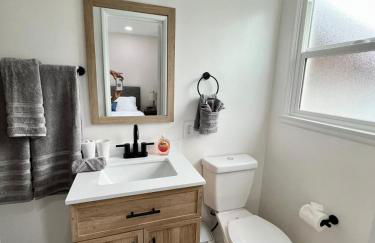 Cozy 3BR Home With Pool, Yard, Garage, and 80 inch TV! - Foto 28