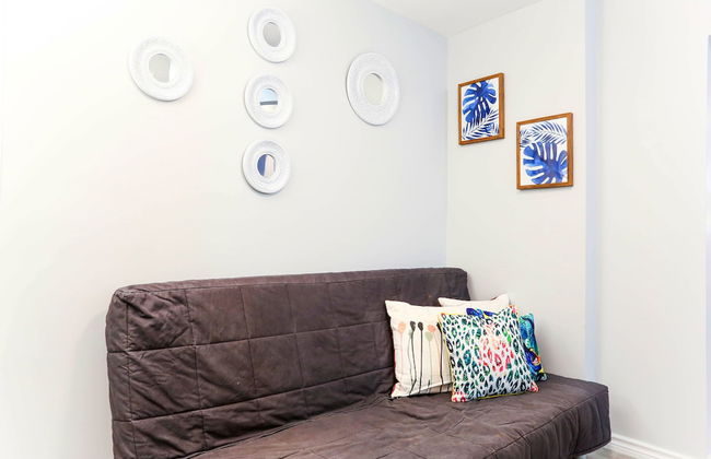 Family Home-Metrotown by Elevate Rooms - Photo 10