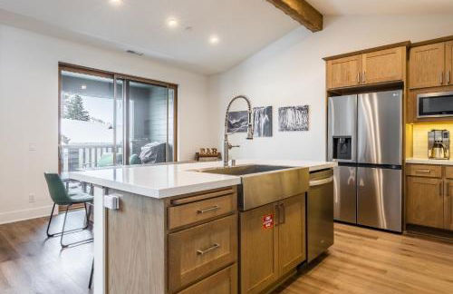 Newly Built Updated 3 Bed 2 and a half bath Creekhouse at Snowcrk Resort 1463 Amazing Mountain Views - Photo 18