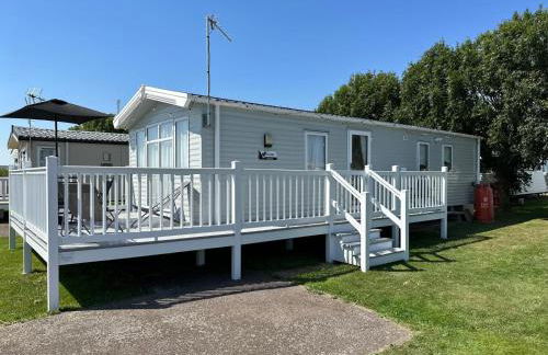 Your Seaside Escape at St Osyth Modern caravan with decking and wifi and parking Nr to Clacton on Sea - Foto 1