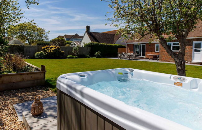 Coastal Retreat for 8 With Hot Tub - Walk to Beach - Foto 63