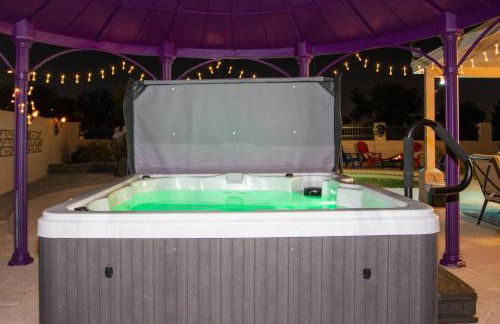 StayShores Chic Retreat – Pool HotTubSweet Sleep - Photo 3