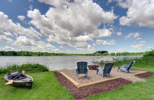 Lakefront Retreat with Views and Decks and Fire Pit - Foto 1