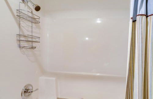 Pet-Friendly Oak Harbor Condo Walk to Lake! - Foto 16