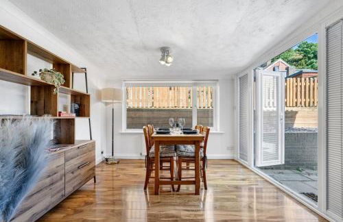 Minutes from the port of Dover, free WiFi, free offroad private parking and rated a guest favourite on Air b nb! - Foto 6