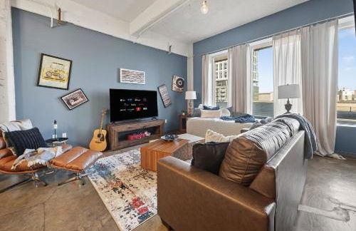 Spacious 1BR loft with flexible group sleeping - Foto 1