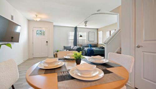 4BR Townhouse King Bed 2-Story Near NC State - Foto 3