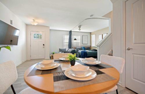 4BR Townhouse King Bed 2-Story Near NC State - Foto 3