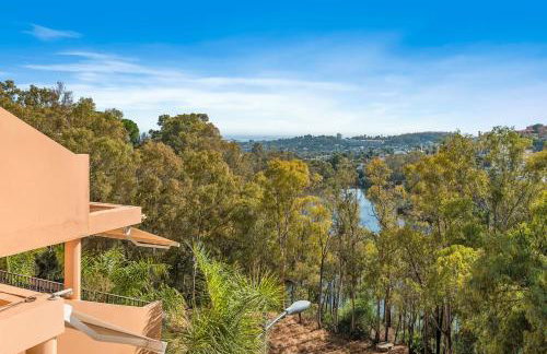 Luxury seaview apartment in Marbella located in a secure gated community with swimming pool and large terrace Perfect for families visiting Marbella and Puerto Banús - Foto 11