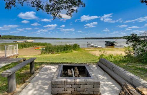 Lakefront Motley Cabin with Private Deck and Dock! - Foto 22