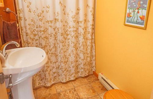 Cozy 2BR cabin near beach with deck fireplace. - Foto 12