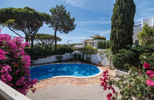 Traditional 3 bedroom villa with great pool in the heart of Vale do Lobo - Photo 5