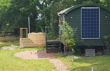 Cosy Off Grid Shepherds Hut with Wood Fired Hot Tub - Foto 1