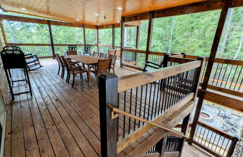 Luxe Cabin with Game Room, Hot Tub & Firepit - Foto 35