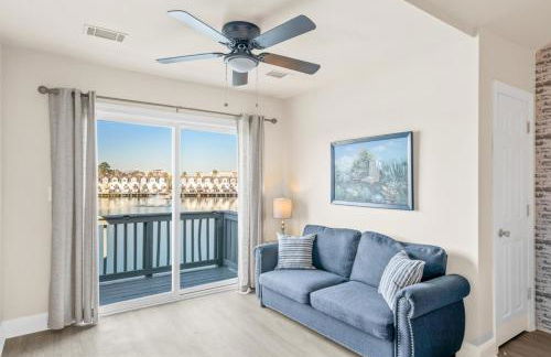 Sunset Serenity!!-Tropical Waterfront Oasis-Huge Private Patio-10Min to KingSt & Beaches - Foto 45