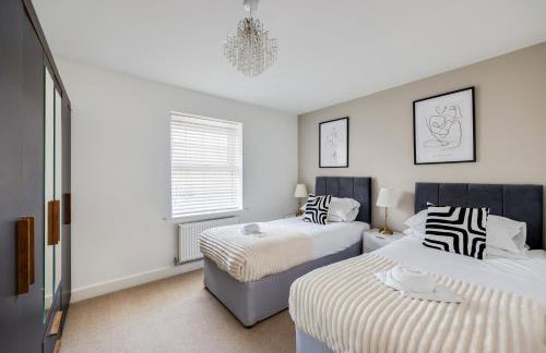 Stunning Detached House with Driveway Parking, Office Room, Self-Check-In, Fast WiFi and Smart TV with Sky and Netflix by Yoko Property - Photo 15