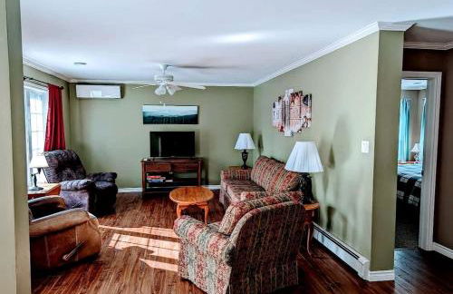 Spacious Ranch-Style Retreat with Private Deck, Nestled in Nature Near Acadia, Hancock Maine - Foto 10