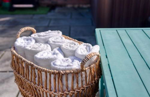 The Oaks Barn - A Countryside Luxury Rural Escape with Hot tub & Fire Pit! Tranquil Group Retreat - Sleeps 8, Pet Friendly & Off road Parking - By Blue Puffin Stays - Photo 41