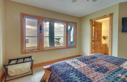 Lakefront Isle Escape with Dock and Fire Pit! - Foto 11