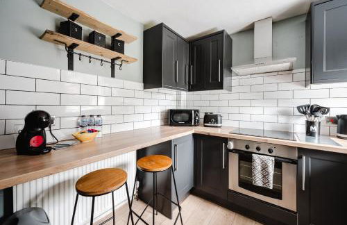 Modern 2 Bedroom House with Parking - Photo 24