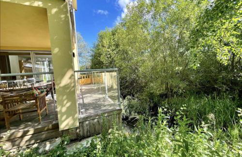 Modern contemporary home in beautiful setting - Foto 7