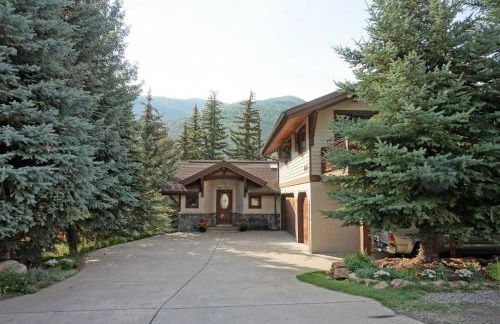 Outdoor Private Hot Tub, In Home Movie Theater, Luxurious Creekside Home - Photo 55