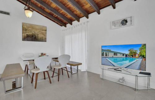 Central Stunning Villa with Heated Pool Cabana - Foto 12