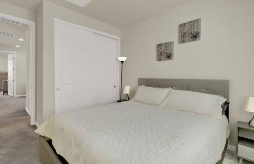 Serenity Retreat: 3BR, Heated Pool, Parking - Foto 17