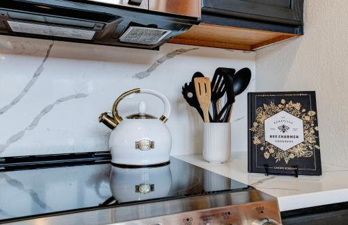 Whiskey Hills - Newly Remodeled Luxury Cabin with Hot Tub, Incredible Views close to Asheville, walk to Hatley Pointe & Ski! - Foto 43