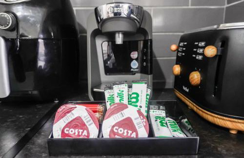 Spacious 3BR Weekend Getaway Home Near Etihad and Coop Live - Free Parking! - Foto 13