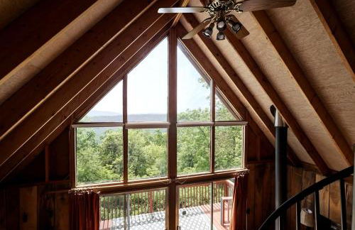 Rustic-Modern Chalet w/ Fire Pit, Deck & Views in Slanesville, WV - Foto 41