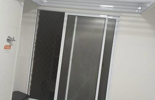 FLAT ACONCHEGANTE poucos min da praia - Foto 9