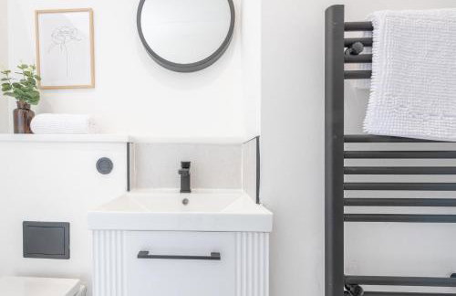 Stylish 2 Bedroom Flat Near Leeds Centre with Free Parking, Ideal for Contractors & Long Stays - NordStay - Foto 18