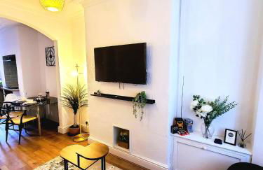 Business Friendly 2BR House Sleeps 5, Wi-Fi, Workspace & Free Parking - Foto 1