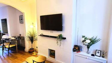 Business Friendly 2BR House Sleeps 5, Wi-Fi, Workspace & Free Parking - Foto 1