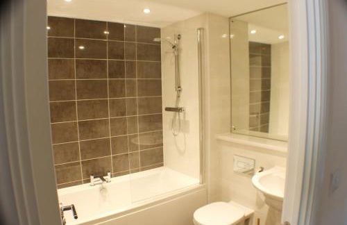 The Silverstone House. Comfort, Convenience and no hassle at the doorstep of Silverstone Race Circuit. - Photo 11