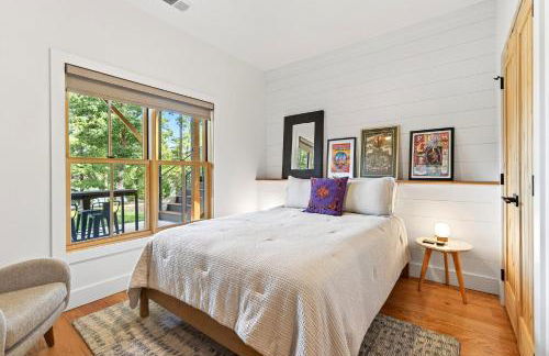 Dockside of the Moon - Photo 38