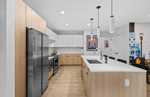 Skyline View, Pool, Gym, Balcony's, Walk to BWay! - Foto 9